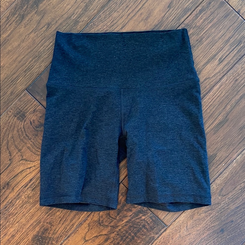 ARITZIA TnAction Women's Black High-Waisted Shorts -